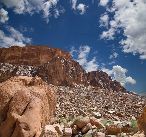 Bergen van wadi rum woestijn ook bekend als de vallei van de maan is een vallei in de zandsteen en graniet rots in zuidelijke Jordanië 60 km ten oosten van aqaba gesneden — Stockfoto