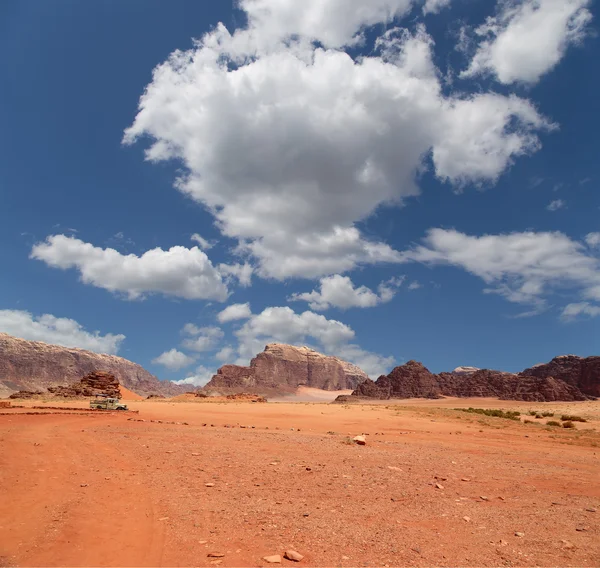 Wadi Rum Deserto noto anche come La Valle della Luna è una valle scavata nella roccia arenaria e granitica nel sud della Giordania 60 km a est di Aqaba — Foto Stock