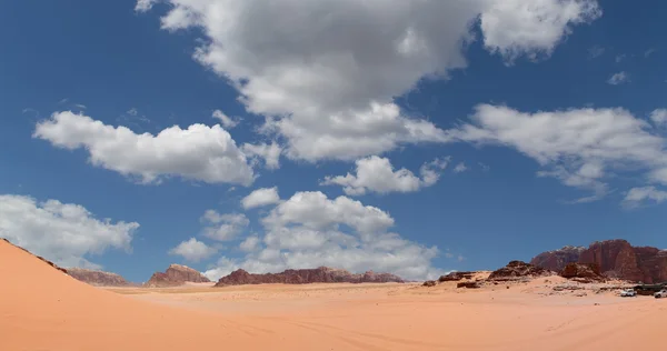 Wadi rum woestijn (Panorama) ook bekend als de vallei van de maan is een vallei in de zandsteen en graniet rots in zuidelijke Jordanië 60 km ten oosten van aqaba gesneden — Stockfoto