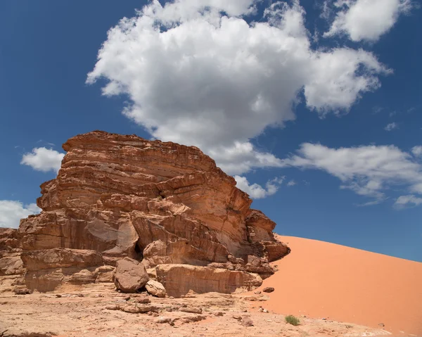 Berge von Wadi Rum Wüste auch als das Tal des Mondes bekannt ist ein Tal in den Sandstein und Granitfelsen im südlichen Jordanien 60 km östlich von Aqaba geschnitten — Stockfoto