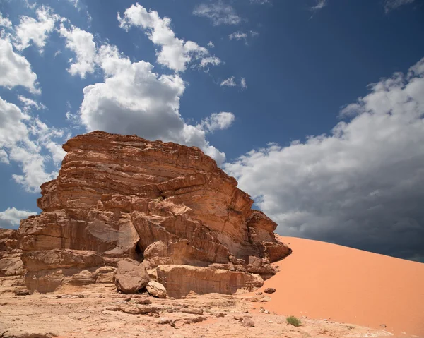 Mountains of Wadi Rum Desert also known as The Valley of the Moon is a valley cut into the sandstone and granite rock in southern Jordan 60 km to the east of Aqaba — Stock Photo, Image