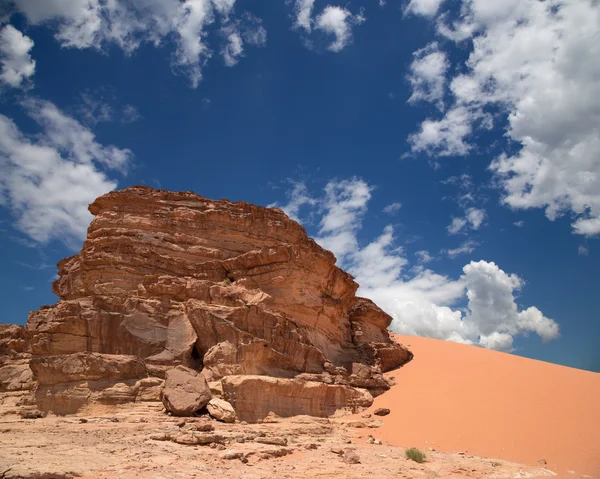 Montañas del desierto de ron Wadi también conocido como el Valle de la Luna es un valle cortado en la piedra arenisca y roca de granito en el sur de Jordania 60 km al este de Aqaba — Foto de Stock