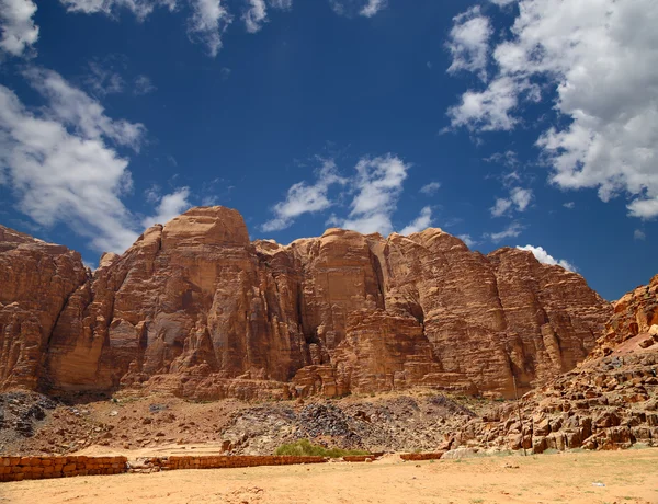 Montañas del desierto de ron Wadi también conocido como el Valle de la Luna es un valle cortado en la piedra arenisca y roca de granito en el sur de Jordania 60 km al este de Aqaba — Foto de Stock