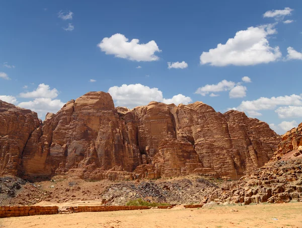 Bergen van wadi rum woestijn ook bekend als de vallei van de maan is een vallei in de zandsteen en graniet rots in zuidelijke Jordanië 60 km ten oosten van aqaba gesneden — Stockfoto