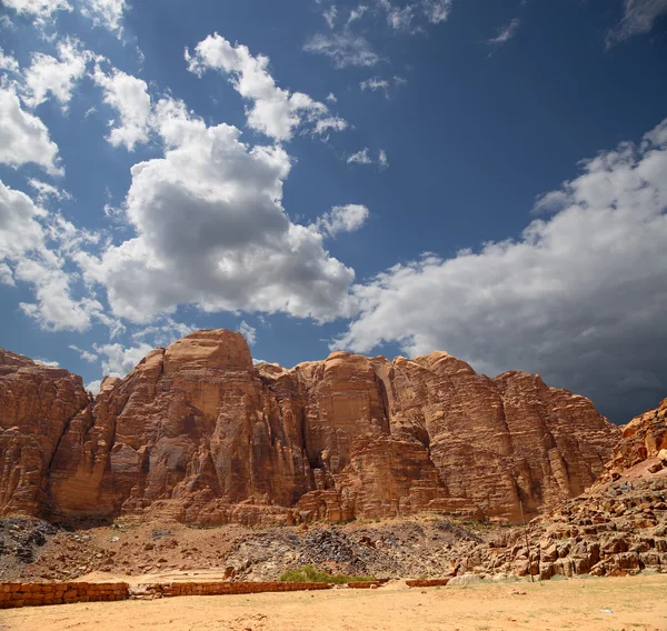 ワディ ・ ラム砂漠の山としても知られている月の谷はアカバの東 60 km 南ヨルダンの砂岩と花崗岩の岩にカット谷 — ストック写真