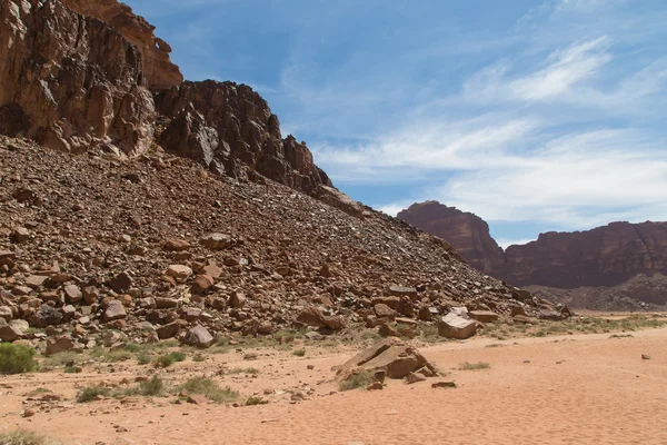 Горы пустыни Вади-Рам, также известной как Долина Луны, это долина, вырубленная в песчанике и гранитной скале на юге Иордании в 60 км к востоку от Акабы — стоковое фото