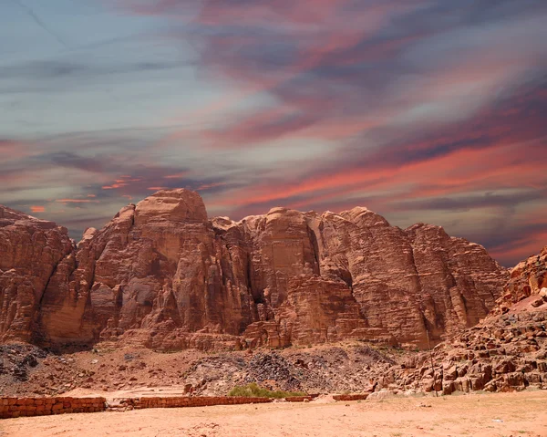 ワディ ・ ラム砂漠の山としても知られている月の谷はアカバの東 60 km 南ヨルダンの砂岩と花崗岩の岩にカット谷 — ストック写真