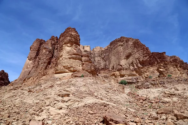 Bergen i wadi rums öken även känd som dalen av månen är en dal som skär in i sandsten och granit vagga i södra Jordanien 60 km öster om aqaba — Stockfoto