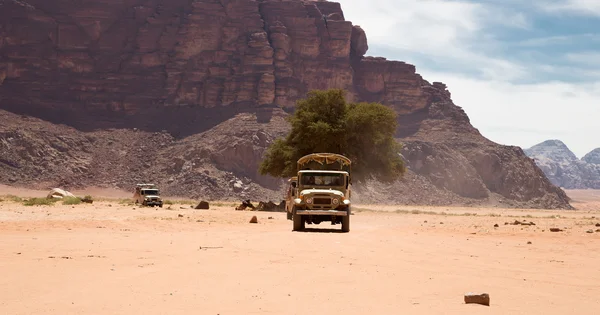 Wadi Rum Desert also known as The Valley of the Moon is a valley cut into the sandstone and granite rock in southern Jordan 60 km to the east of Aqaba — Stock Photo, Image