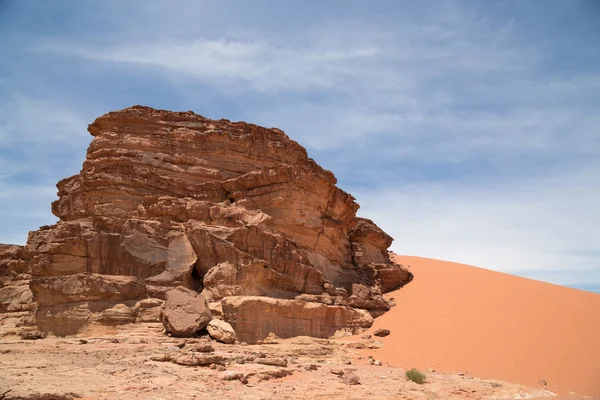 Mountains of Wadi Rum Desert also known as The Valley of the Moon is a valley cut into the sandstone and granite rock in southern Jordan 60 km to the east of Aqaba — Stock Photo, Image