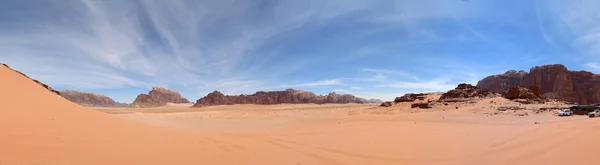 Wadi Rum Deserto (vista panoramica) conosciuta anche come La Valle della Luna è una valle scavata nella roccia arenaria e granitica nel sud della Giordania 60 km a est di Aqaba — Foto Stock
