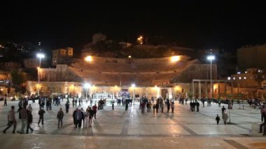 (gece) Roma Tiyatrosu Amman, Ürdün - tiyatro, antonius pius (ce, 138-161), büyük döneminde inşa edilmiş ve dik eğimli yapısı 6000 kişi hakkında koltuk