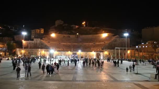 Romerska teatern i amman (på natten), jordan--teater byggdes regeringstiden av antonius pius (138-161 ce), stor och kraftigt rakade struktur kan placera om 6000 människor — Stockvideo