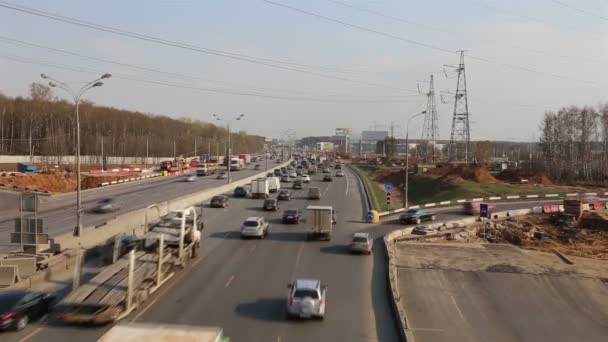Forgalom az autópályán a nagy város, a moszkvai személygépkocsi körgyűrű (mkad), Oroszország — Stock videók