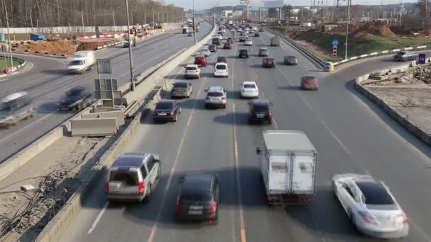 Tráfego na rodovia da cidade grande, Moscow Automobile Ring Road (MKAD), Rússia — Vídeo de Stock