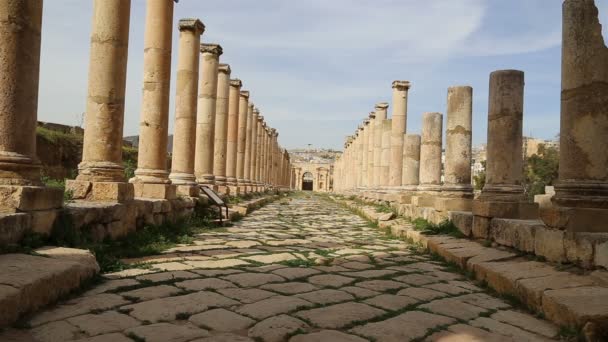 Ruínas romanas na cidade jordaniana de Jerash (Gerasa da Antiguidade), capital e maior cidade de Jerash Governorate, Jordânia — Vídeo de Stock