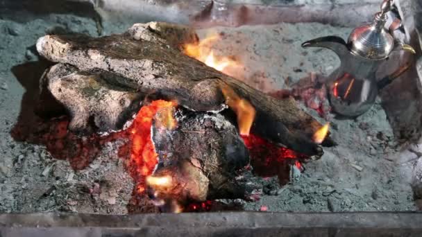 Bedoeïenen koffie of thee in wadi rum woestijn, Jordanië — Stockvideo