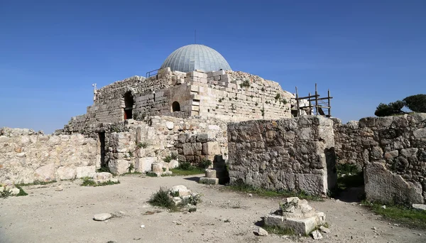 El antiguo palacio omeya, uno de los edificios bien conservados en Jabal al-Qal 'a, la antigua ciudadela romana colina de la capital de Jordania, Ammán — Foto de Stock