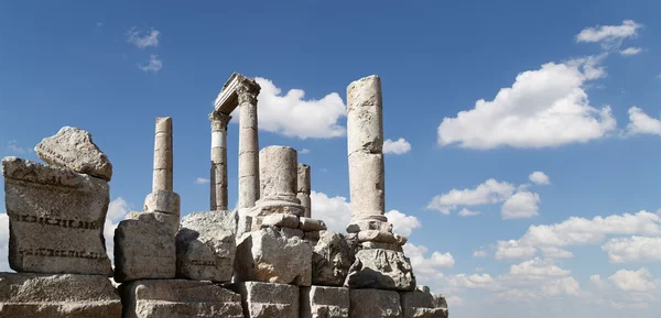 Chrám hercules, římský korintskými sloupy v citadel hill, amman, Jordánsko — Stock fotografie