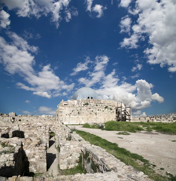 ジャバル アル qal'a、古いローマの城砦の丘のヨルダンの首都でよく保存された建物の 1 つ古い umayyad 宮殿アンマン — ストック写真