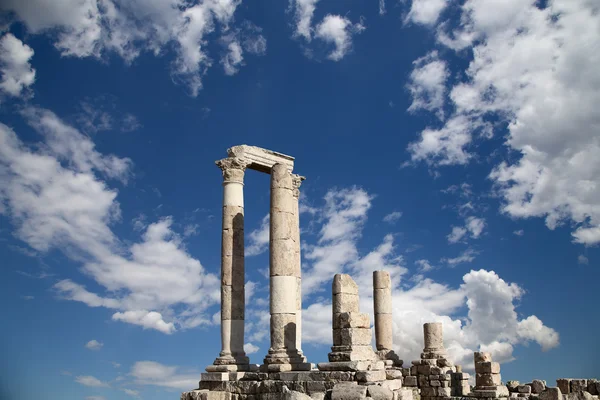 Hercules temploma, római korinthoszi oszlopok, a Citadella, amman, Jordánia — Stock Fotó