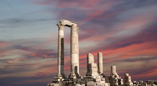 Chrám hercules, římský korintskými sloupy v citadel hill, amman, Jordánsko — Stock fotografie