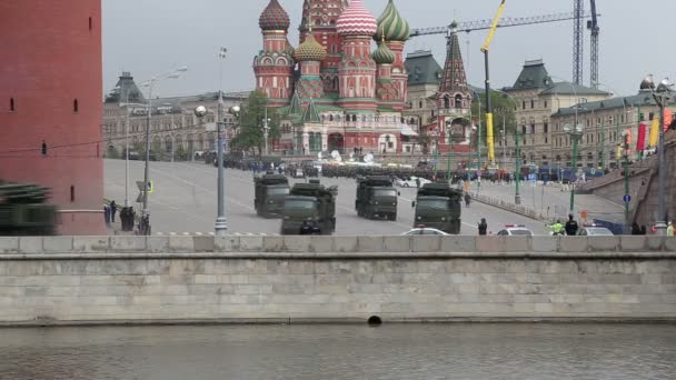 Russische wapens. repetitie van militaire parade in de buurt van het kremlin, Moskou, Rusland — Stockvideo