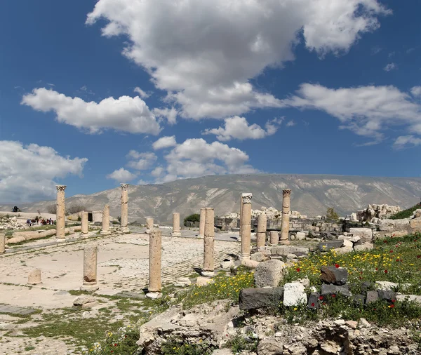Римские руины в Умм-Кайс (Умм-Кайс) - это город в северной Иордании недалеко от места древнего города Гадара. Umm Qais is one of Jordan 's most unique Greco Roman Decapolis sites — стоковое фото