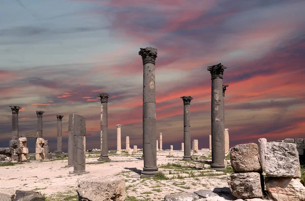 Ruinas romanas en Umm Qais (Umm Qays) es una ciudad en el norte de Jordania, cerca del sitio de la antigua ciudad de Gadara. Umm Qais es uno de los sitios de Decápolis romana más singulares de Jordania —  Fotos de Stock