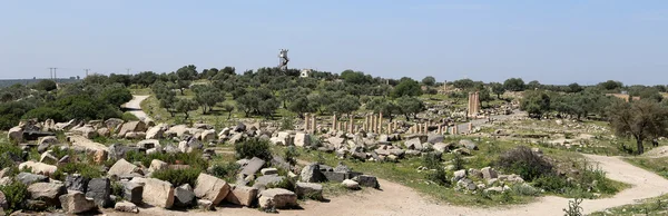 Ruínas romanas em Umm Qais (Umm Qays) é uma cidade no norte da Jordânia, perto do local da antiga cidade de Gadara. Umm Qais é um dos locais de Decápolis Greco Roman mais originais da Jordânia — Fotografia de Stock