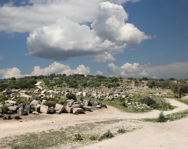 Римские руины в Умм-Кайс (Умм-Кайс) - это город в северной Иордании недалеко от места древнего города Гадара. Umm Qais is one of Jordan 's most unique Greco Roman Decapolis sites — стоковое фото