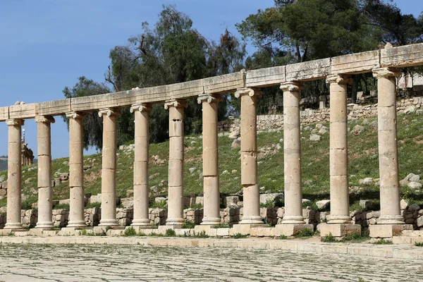 Forum (Oval Plaza) em Gerasa (Jerash), Jordânia. Forum é uma praça assimétrica no início da Colonnaded Street, que foi construída no século I dC — Fotografia de Stock