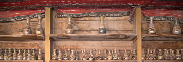 Traditionele lokale souvenirs in Jordanië-flessen met zand en vormen van woestijn en kamelen — Stockfoto