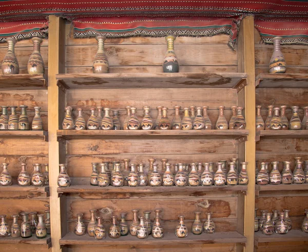 Традиционные местные сувениры в Иордании - бутылки с песком и формами пустыни и верблюдов — стоковое фото