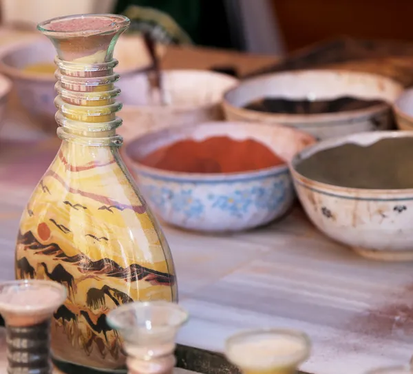 Tradycyjne lokalne pamiątki w Jordanii butelki z piasku i kształty z pustyni, a wielbłądy — Zdjęcie stockowe