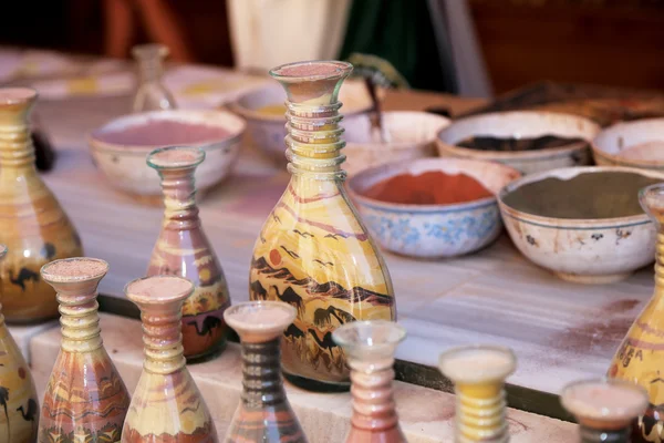 Traditionele lokale souvenirs in Jordanië-flessen met zand en vormen van woestijn en kamelen — Stockfoto