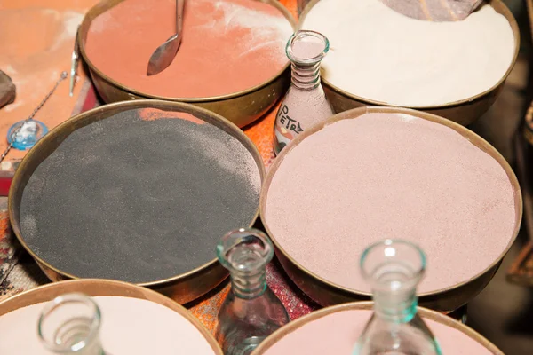 Multicolored sand for traditional souvenirs (bottles with sand and shapes of desert and camels) in Jordan — Stock Photo, Image