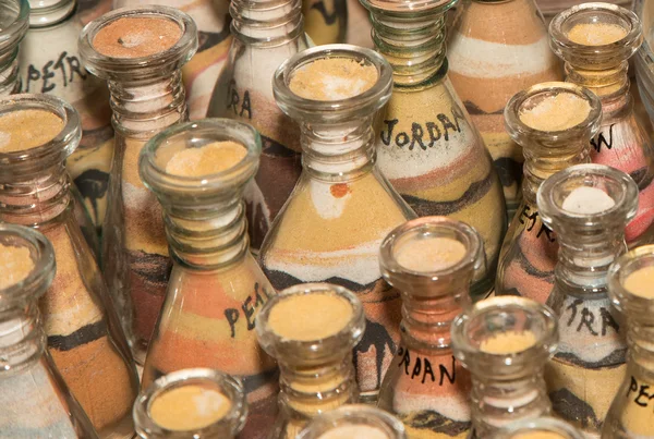 Souvenirs traditionnels locaux en Jordanie- bouteilles de sable et formes de désert et de chameaux — Photo