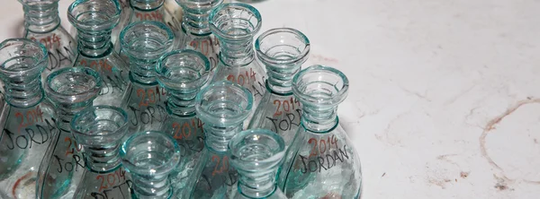 Souvenirs locales tradicionales en Jordania: botellas con arena y formas de desierto y camellos —  Fotos de Stock