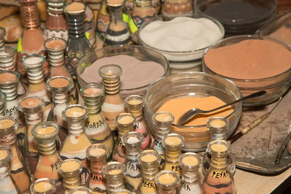 Souvenirs locales tradicionales en Jordania: botellas con arena y formas de desierto y camellos —  Fotos de Stock