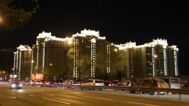 Trafic sur l'autoroute de la grande ville (la nuit), Moscou, Russie — Video