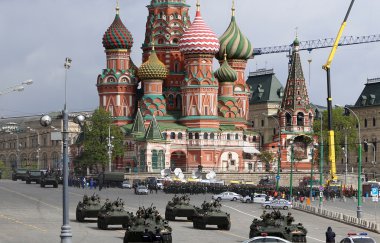 Rus silah. kremlin, Moskova, Rusya yakın askeri geçit töreni provası
