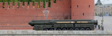 Rus silah. kremlin, Moskova, Rusya yakın askeri geçit töreni provası