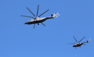 Rus askeri helikopterler oluşumunda kırmızı kare üzerinde zafer günü yürüyüşü, Moskova, Rusya sırasında uçmak.