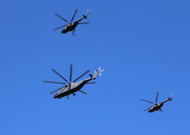 Rus askeri helikopterler oluşumunda kırmızı kare üzerinde zafer günü yürüyüşü, Moskova, Rusya sırasında uçmak.