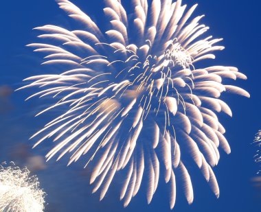 Göklerde patlayan kutlama renkli havai fişek.