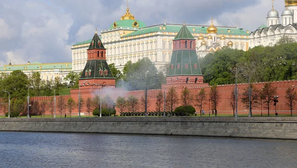 Fogos de artifício. Ensaio de desfile militar na Praça Vermelha de Moscou, Rússia. Maio, 07 2014 — Fotografia de Stock