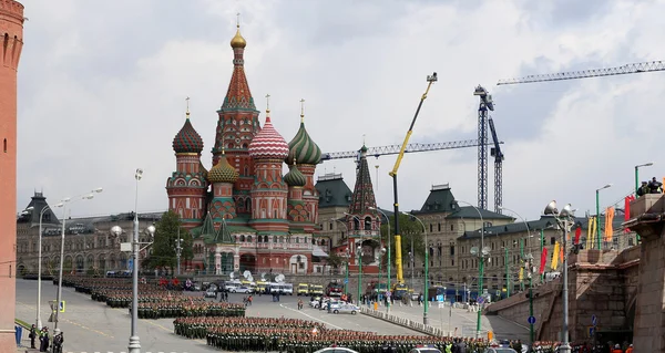 Repetitie van militaire parade op Rode plein Moskou, Rusland. mei, 07 2014 — Stockfoto