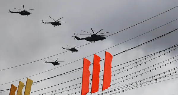 Gli aerei militari russi volano in formazione sulla Piazza Rossa durante la parata del Giorno della Vittoria, Mosca, Russia . — Foto Stock