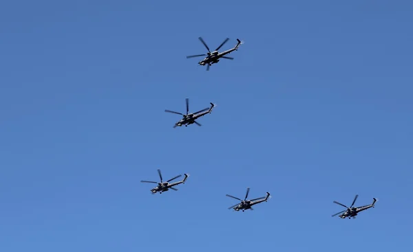 Gli elicotteri militari russi volano in formazione sulla Piazza Rossa durante la parata del Giorno della Vittoria, Mosca, Russia . — Foto Stock